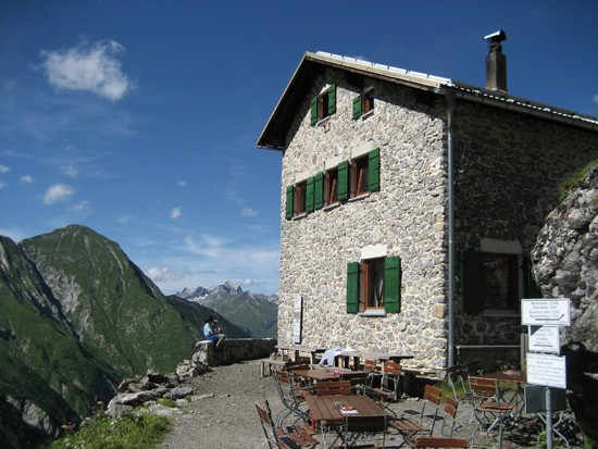 Die Hütte wird neu aufgebaut